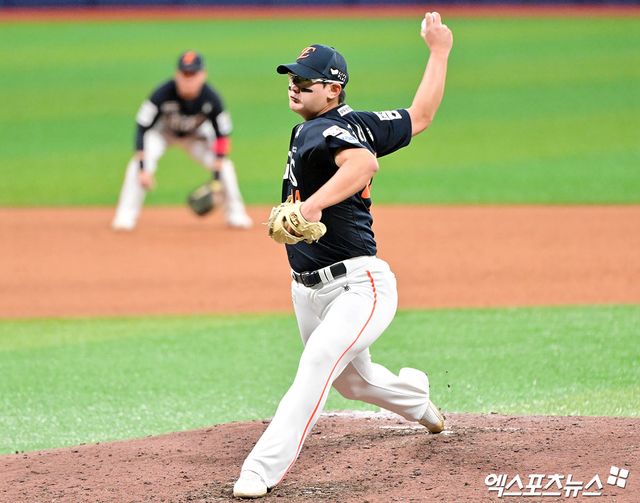 9일 오후 서울 구로구 고척스카이돔에서 열린 '2025 신한 SOL Bank KBO리그' 한화 이글스와 키움 히어로즈의 경기, 한화가 문현빈의 결승 솔로포에 힘입어 키움에 7:5로 승리하며 26년 만에 10연승을 기록했다. 9회말 한화 김서현이 공을 힘차게 던지고 있다. 엑스포츠뉴스 DB