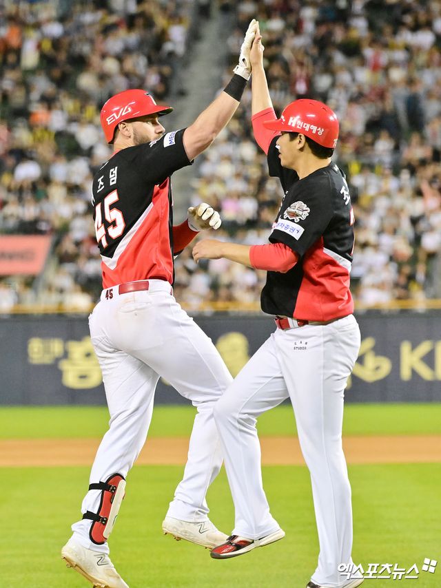 4일 오후 서울 송파구 잠실야구장에서 열린 '2025 신한 SOL Bank KBO리그' KIA 타이거즈와 두산 베어스의 경기, 6회초 1사 1루 KIA 위즈덤이 투런 홈런을 날리고 있다. 엑스포츠뉴스 DB