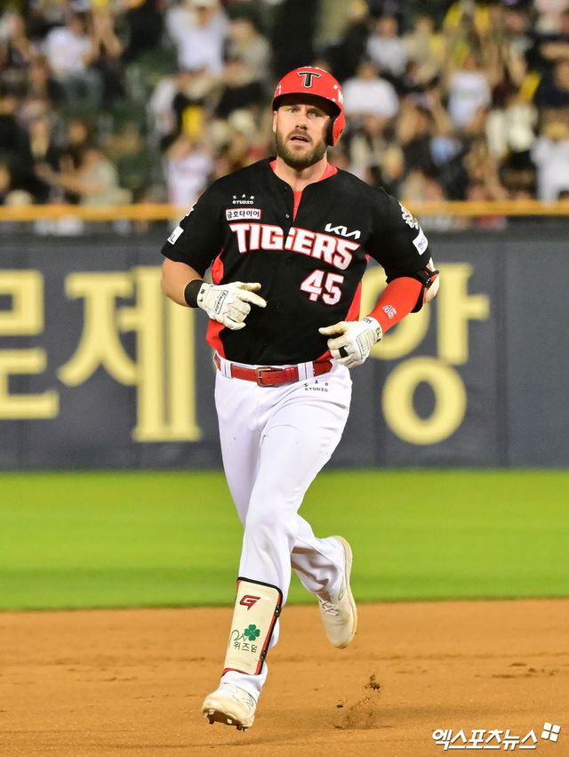 4일 오후 서울 송파구 잠실야구장에서 열린 '2025 신한 SOL Bank KBO리그' KIA 타이거즈와 두산 베어스의 경기, 6회초 1사 1루 KIA 위즈덤이 투런 홈런을 날리고 있다. 엑스포츠뉴스 DB