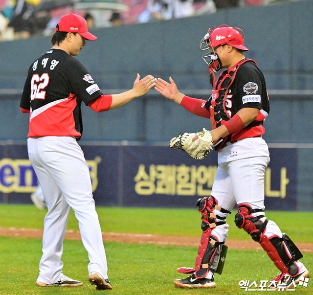 19일 오후 서울 송파구 잠실야구장에서 열린 '2025 신한 SOL Bank KBO리그' KIA 타이거즈와 두산 베어스의 경기, KIA가 두산에 8:4 역전승을 거두며 전날 패배를 설욕했다. 이날 경기에서 승리한 KIA 선수들이 기뻐하고 있다. 엑스포츠뉴스 DB