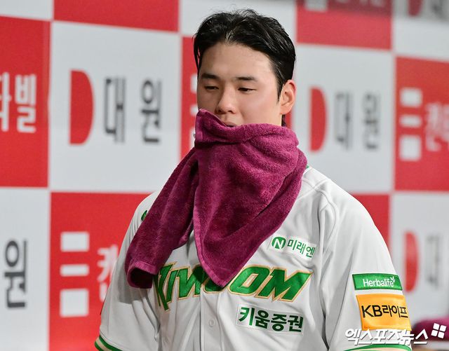 지난 27일 오후 서울 구로구 고척스카이돔에서 열린 '2025 신한 SOL Bank KBO리그' 삼성 라이온즈와 키움 히어로즈의 경기, 5회초 수비를 마친 키움 정현우가 더그아웃을 빠져나가고 있다. 엑스포츠뉴스 DB