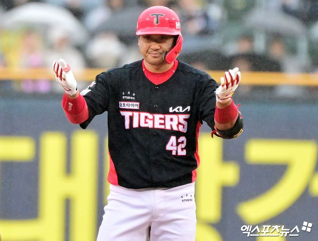 19일 오후 서울 송파구 잠실야구장에서 열린 '2025 신한 SOL Bank KBO리그' KIA 타이거즈와 두산 베어스의 경기, 6회초 2사 1루 KIA 김태군이 2루타를 날린 후 세리머니를 하고 있다. 엑스포츠뉴스 DB