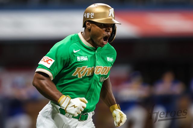 28일 오후 서울 구로구 고척스카이돔에서 열린 2025 신한 SOL Bank KBO리그 삼성 라이온즈와 키움 히어로즈의 경기, 키움 스톤 개릿이 5회말 자신의 KBO리그 데뷔 첫 홈런을 그랜드슬램으로 장식했다. 키움 히어로즈