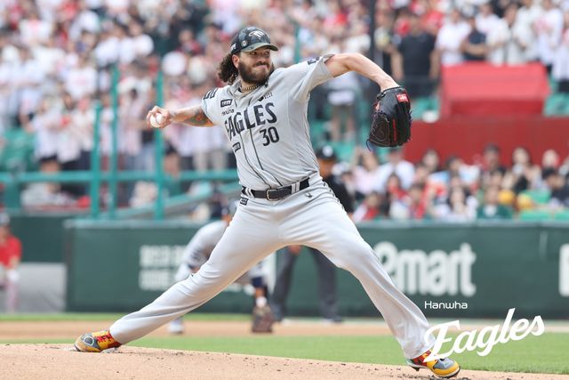 한화 이글스 코디 폰세는 28일 인천 SSG랜더스필드에서 열린 2025 신한 SOL Bank KBO리그 SSG 랜더스와의 홈경기에서 선발투수로 등판, 7이닝 6피안타(1피홈런) 2사사구 9탈삼진 1실점으로 호투하고 시즌 11승을 올렸다. KBO 역대 5번째 개막 11연속 선발승 기록이다. 한화 이글스