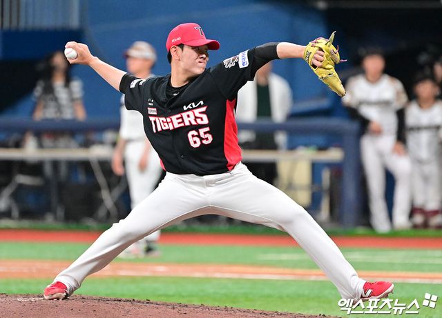 24일 오후 서울 구로구 고척스카이돔에서 열린 '2025 신한 SOL Bank KBO리그' KIA 타이거즈와 키움 히어로즈의 경기, 6회말 1사 1,2루 KIA 성영탁이 공을 힘차게 던지고 있다. 엑스포츠뉴스 DB