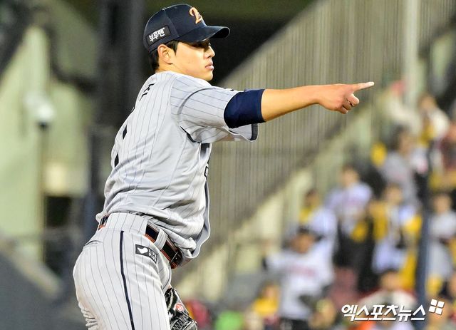 27일 오후 서울 송파구 잠실야구장에서 열린 '2025 신한 SOL Bank KBO리그' 한화 이글스와 LG 트윈스의 경기, 5회말 2사 한화 문동주가 낫아웃 상황에서 공의 위치를 알려주고 있다. 엑스포츠뉴스 DB