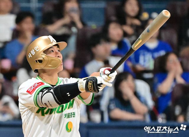 27일 오후 서울 구로구 고척스카이돔에서 열린 2025 신한 SOL Bank KBO리그 삼성 라이온즈와 키움 히어로즈의 경기, 8회말 2사 1루 키움 송성문이 투런 홈런을 날리고 있다. 엑스포츠뉴스 DB