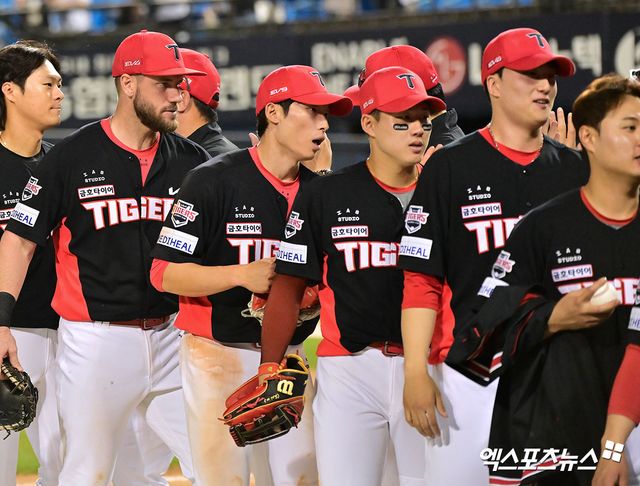 4일 오후 서울 송파구 잠실야구장에서 열린 '2025 신한 SOL Bank KBO리그' KIA 타이거즈와 두산 베어스의 경기, KIA가 위즈덤의 결승 투런 홈런과 최원준의 투런 홈런에 힘입어 두산에 8:3 승리를 거뒀다. KIA 이범호 감독이 선수들과 함께 기뻐하고 있다. 엑스포츠뉴스 DB