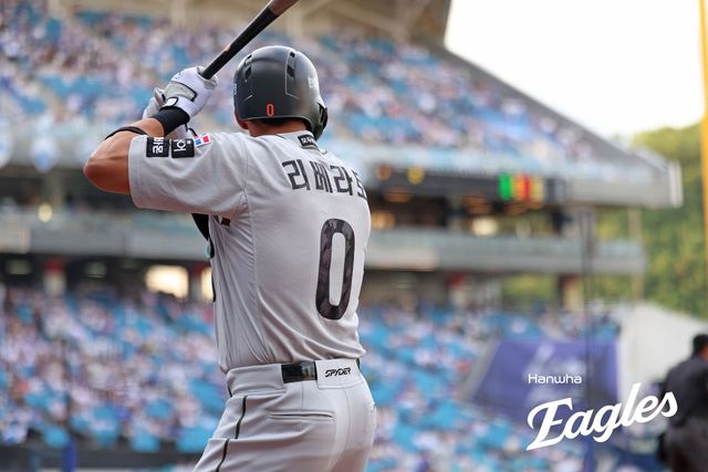 한화 이글스 대체 외국인 선수인 야수 루이스 리베라토가 28일 인천 SSG랜더스필드에서 열린 2025 신한 SOL Bank KBO리그 SSG 랜더스와의 원정경기에서 중견수 겸 2번타자로 선발 출전, 팀이 0-1로 끌려가던 6회초 SSG 선발인 KBO리그 평균자책점 1위 드류 앤더슨을 상대로 시즌 첫 홈런을 터뜨렸다. 한화 이글스