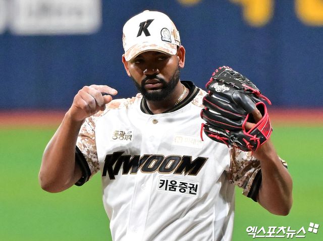 지난 7일 오후 서울 구로구 고척스카이돔에서 열린 '2025 신한 SOL Bank KBO리그' LG 트윈스와 키움 히어로즈의 경기, 1회초 키움 선발투수 알칸타라가 피치컴을 확인하고 있다. 엑스포츠뉴스 DB