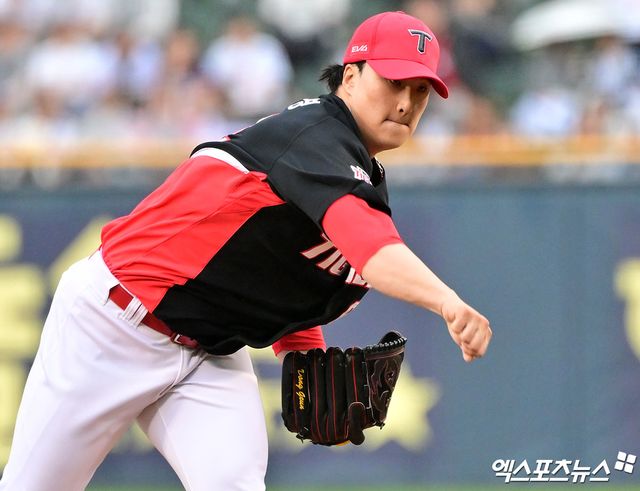 19일 오후 서울 송파구 잠실야구장에서 열린 '2025 신한 SOL Bank KBO리그' KIA 타이거즈와 두산 베어스의 경기, 8회말 2사 2루 KIA 정해영이 공을 힘차게 던지고 있다. 엑스포츠뉴스 DB