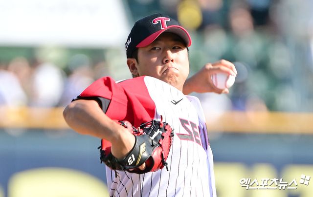 22일 오후 서울 송파구 잠실야구장에서 열린 '2025 신한 SOL Bank KBO리그' 두산 베어스와 LG 트윈스의 경기, 1회초 LG 선발투수 송승기가 공을 힘차게 던지고 있다. 엑스포츠뉴스 DB