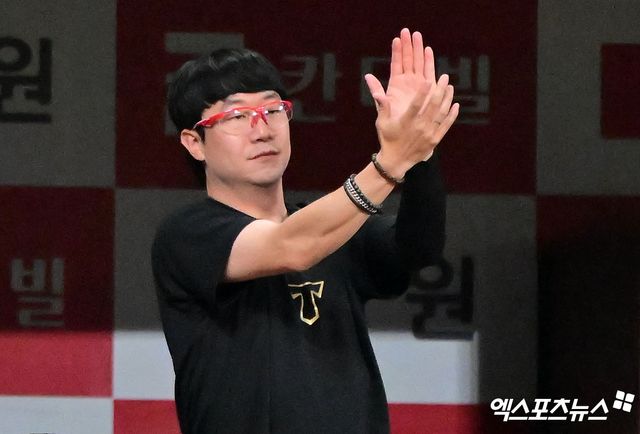 26일 오후 서울 구로구 고척스카이돔에서 열린 '2025 신한 SOL Bank KBO리그' KIA 타이거즈와 키움 히어로즈의 경기, KIA 양현종이 7회말 무실점 호투를 선보인 전상현에게 박수를 보내고 있다. 엑스포츠뉴스 DB