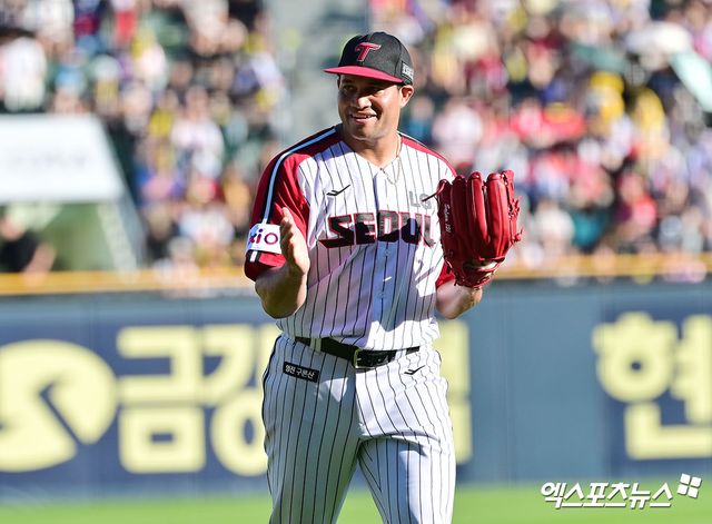 29일 오후 서울 송파구 잠실야구장에서 열린 '2025 신한 SOL Bank KBO리그' KIA 타이거즈와 LG 트윈스의 경기, 3회초 수비를 마친 LG 치리노스가 미소를 보이고 있다. 잠실, 김한준 기자
