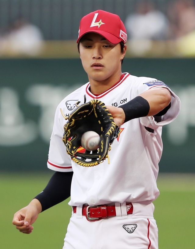 이숭용 감독이 이끄는 SSG는 29일 오후 5시 인천 SSG랜더스필드에서 2025 신한 SOL Bank KBO리그 한화 이글스와의 홈경기를 치른다. 이날 경기 전 SSG는 외야수 채현우의 1군 엔트리를 말소, 박지환을 등록했다. 박지환은 지난해 데뷔 시즌 76경기 타율 0.276을 기록했다. 올해는 부침을 겪다가 이날 70일 만에 1군 복귀했다. 우익수 겸 9번타자로 선발 출전한다.&nbsp;SSG 랜더스