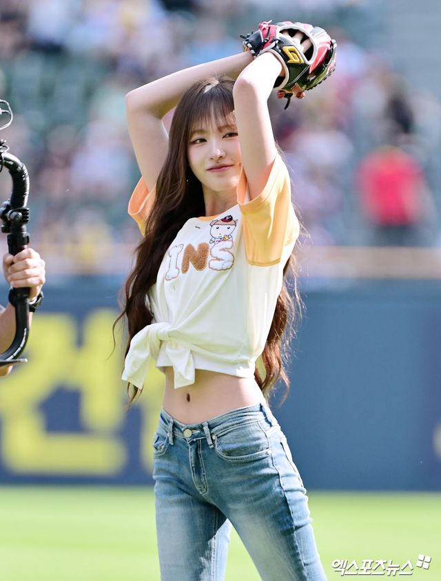 29일 오후 서울 송파구 잠실야구장에서 열린 '2025 신한 SOL Bank KBO리그' KIA 타이거즈와 LG 트윈스의 경기, 경기 전 아이브 리즈가 시구에 임하고 있다. 잠실, 김한준 기자