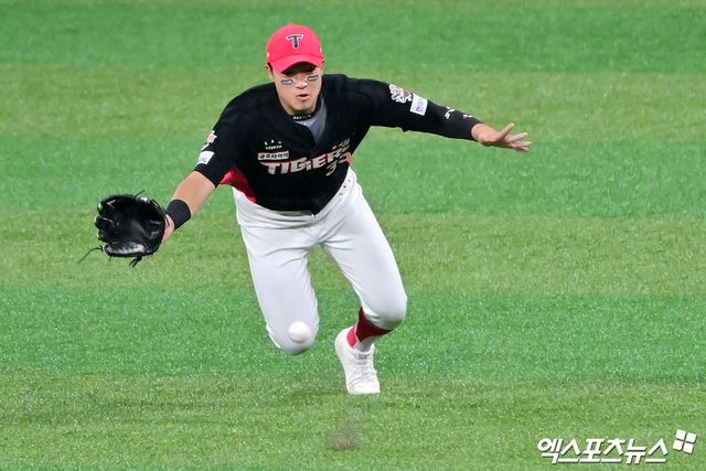 24일 오후 서울 구로구 고척스카이돔에서 열린 '2025 신한 SOL Bank KBO리그' KIA 타이거즈와 키움 히어로즈의 경기, 3회말 1사 만루 KIA 김석환이 키움 최주환의 타구를 잡기 위해 다이빙 캐치를 시도하고 있다. 엑스포츠뉴스 DB