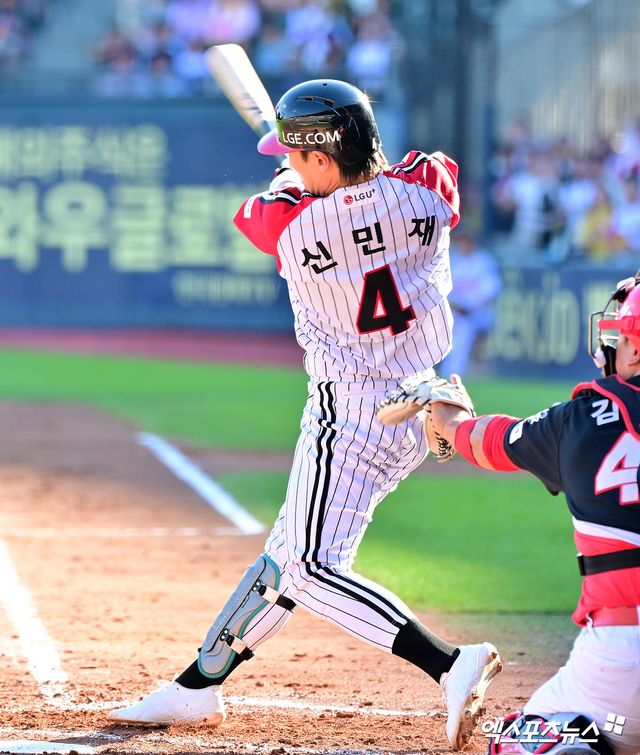 29일 오후 서울 송파구 잠실야구장에서 열린 '2025 신한 SOL Bank KBO리그' KIA 타이거즈와 LG 트윈스의 경기, 3회말 1사 2루 LG 신민재가 1타점 적시타를 날리고 있다. 잠실, 김한준 기자