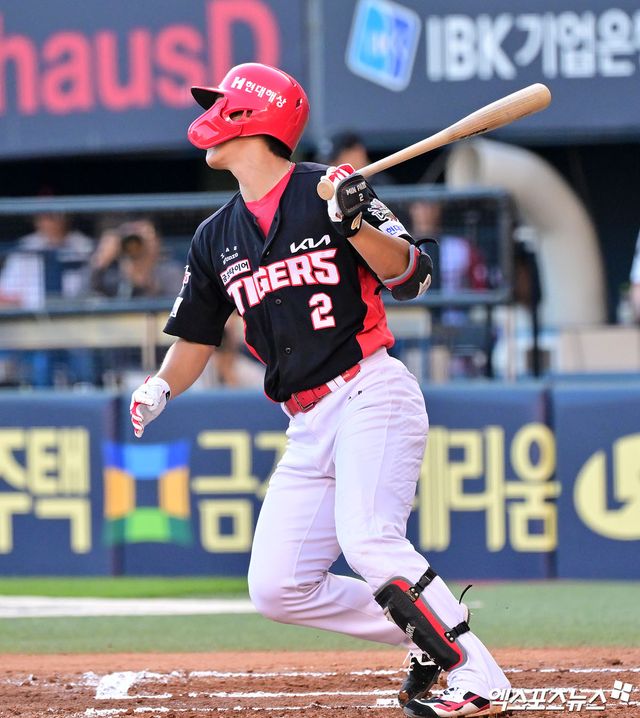 29일 오후 서울 송파구 잠실야구장에서 열린 '2025 신한 SOL Bank KBO리그' KIA 타이거즈와 LG 트윈스의 경기, 6회초 KIA 박민이 우전안타를 날리고 있다. 잠실, 김한준 기자