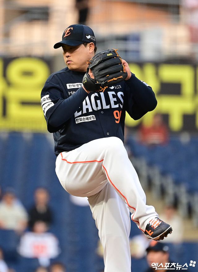 30일 오후 경상남도 창원NC파크에서 열린 '2025 신한 SOL Bank KBO리그' 한화 이글스와 NC 다이노스의 경기, 1회말 한화 선발투수 류현진이 역투하고 있다. 엑스포츠뉴스DB