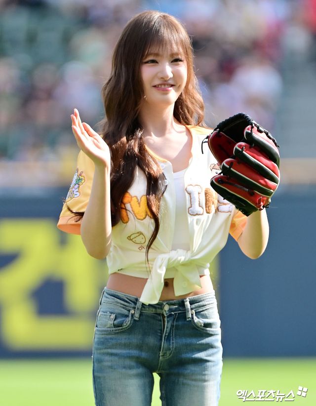 29일 오후 서울 송파구 잠실야구장에서 열린 '2025 신한 SOL Bank KBO리그' KIA 타이거즈와 LG 트윈스의 경기, 경기 전 아이브 리즈가 시구에 임하고 있다. 잠실, 김한준 기자