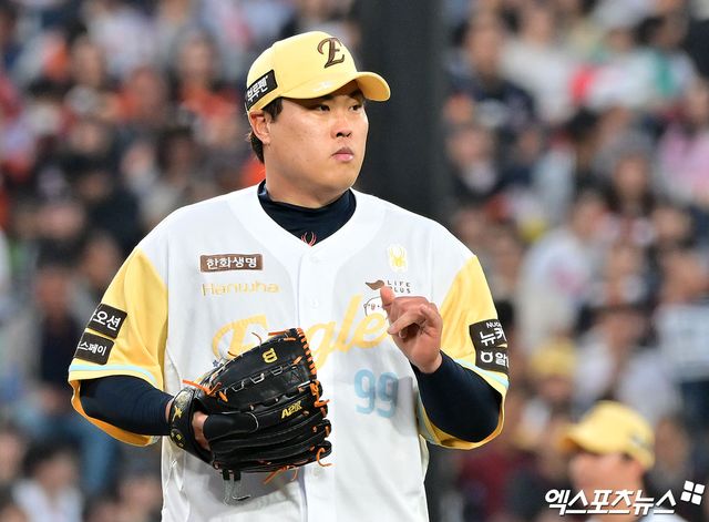 13일 오후 대전 한화생명 볼파크에서 열린 '2025 신한 SOL Bank KBO리그' 두산 베어스와 한화 이글스의 경기, 4회초 한화 류현진이 두산 양의지를 2루수 땅볼로 처리한 후 투구 준비를 하고 있다. 엑스포츠뉴스DB