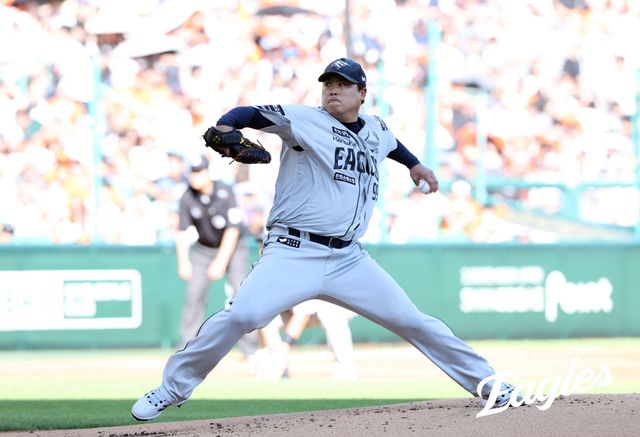 한화 이글스 류현진은 29일 인천 SSG랜더스필드에서 열린 2025 신한 SOL Bank KBO리그 SSG 랜더스와의 원정경기에서 선발투수로 등판했다. 내전근 통증 후 24일 만의 선발 복귀전에 나선 류현진은 5이닝 6피안타 1볼넷 9탈삼진 1실점을 기록했다. 한화 이글스