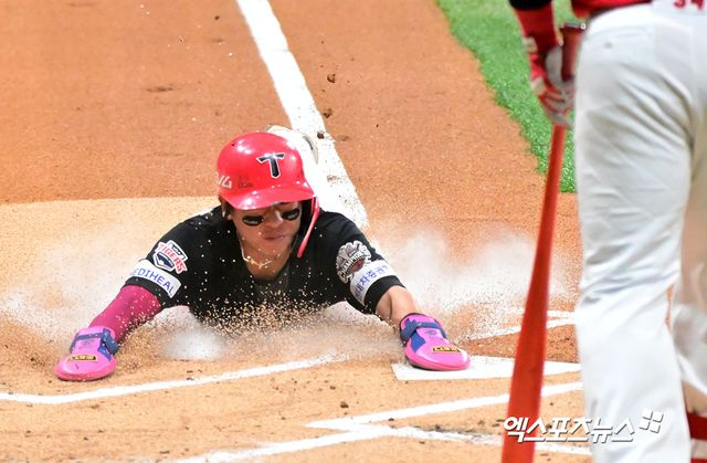 26일 오후 서울 구로구 고척스카이돔에서 열린 '2025 신한 SOL Bank KBO리그' KIA 타이거즈와 키움 히어로즈의 경기, 1회초 2사 3루 KIA 박찬호가 하영민의 폭투때 득점에 성공하고 있다. 엑스포츠뉴스 DB