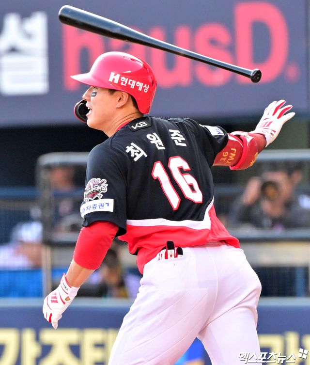 3일 오후 서울 송파구 잠실야구장에서 열린 '2025 신한 SOL Bank KBO리그' KIA 타이거즈와 두산 베어스의 경기, 4회초 2사 1,2루 KIA 최원준이 1타점 적시타를 날리고 있다. 엑스포츠뉴스 DB