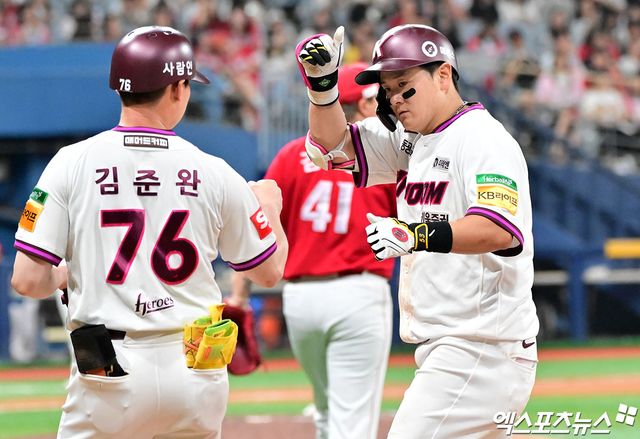 지난19일 오후 서울 구로구 고척스카이돔에서 열린 '2025 신한 SOL Bank KBO리그' SSG 랜더스와 키움 히어로즈의 경기, 7회말 키움 최주환이 우전안타를 날리고 있다. 엑스포츠뉴스 DB