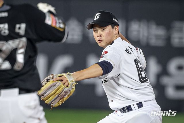 롯데 자이언츠 박찬형이 지난 27일 KT 위즈전에서 수비하고 있다. 롯데 자이언츠