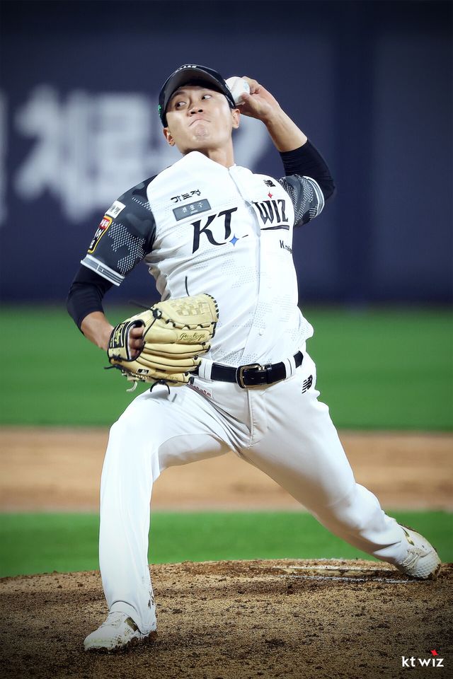 KT 위즈 좌완투수 전용주가 올해 정규시즌 경기에 구원 등판해 역투하고 있다. KT 위즈