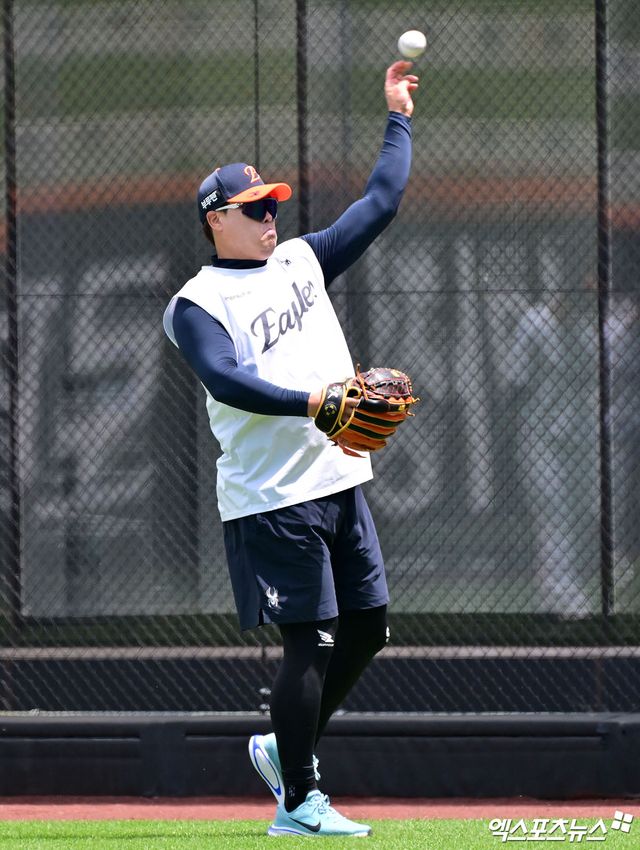 한화 이글스 투수 류현진이 지난 14일 대전 한화생명 볼파크에서 열리는 '2025 신한 SOL Bank KBO리그' LG 트윈스와의 홈 경기에서 캐치볼을 하고 있다. 류현진은 29일 SSG 랜더스와 원정 경기에 선발 등판한다. 엑스포츠뉴스DB