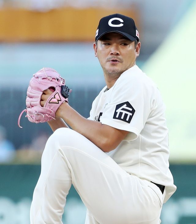 28일 인천 SSG랜더스필드에서 열린 2025 신한 SOL Bank KBO리그 한화 이글스와 SSG 랜더스의 경기, SSG가 미치 화이트의 호투와 기예르모 에레디아, 한유섬의 홈런을 앞세워 2-0으로 승리했다. 노경은이 힘차게 투구를 하고 있다. SSG 랜더스