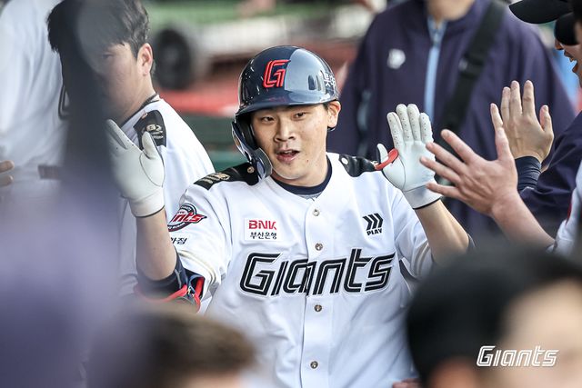 롯데 자이언츠 박찬형이 지난 27일 KT 위즈전에서 프로 데뷔 첫 홈런을 친 뒤 더그아웃으로 들어와 축하 받고 있다. 롯데 자이언츠