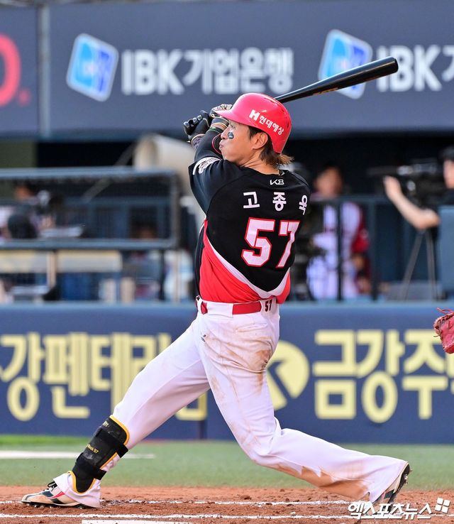 29일 오후 서울 송파구 잠실야구장에서 열린 '2025 신한 SOL Bank KBO리그' KIA 타이거즈와 LG 트윈스의 경기, 6회초 무사 1루 KIA 고종욱이 1타점 2루타를 날리고 있다. 잠실, 김한준 기자