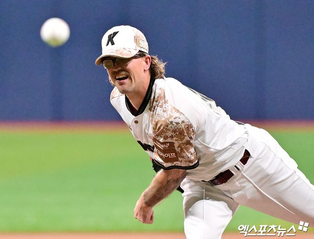 지난 25일 오후 서울 구로구 고척스카이돔에서 열린 '2025 신한 SOL Bank KBO리그' KIA 타이거즈와 키움 히어로즈의 경기, 1회초 키움 선발투수 웰스가 공을 힘차게 던지고 있다. 엑스포츠뉴스 DB