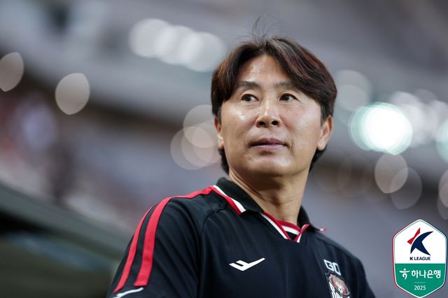 김기동 감독은 기성용의 포항 스틸러스 이적과 관련해 분노한 팬들에 대해 마음이 무겁다고 밝혔다. 김 감독은 그러면서 팬들이 웃음을 되찾을 수 있도록 좋은 성적으로 보답하겠다고 약속했다. 사진 한국프로축구연맹