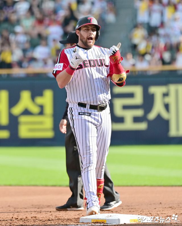 29일 오후 서울 송파구 잠실야구장에서 열린 '2025 신한 SOL Bank KBO리그' KIA 타이거즈와 LG 트윈스의 경기, 1회말 2사 LG 오스틴이 중전안타를 날린 후 기뻐하고 있다. 잠실, 김한준 기자