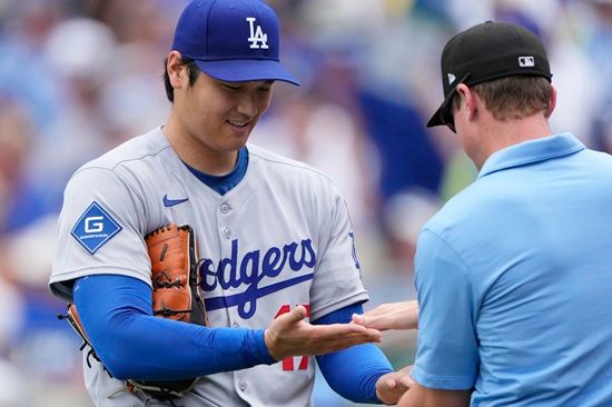 LA 다저스 쇼헤이 오타니가 29일 캔자스시티 로열스전에 선발 등판해 2이닝 무실점으로 호투했다. 오타니는 이날 등판에서 최고 구소 101.7마일을 찍어 메이저리그 데뷔 최고 구속을 경신하기도 했다. 2023 WBC 대회에서 만났던 이탈리아 대표팀 출신 비니 파스콴티노의 타석에서 최고 구속 기록이 나왔다. 연합뉴스