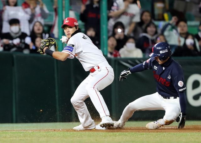 이숭용 감독이 이끄는 SSG는 29일 오후 5시 인천 SSG랜더스필드에서 2025 신한 SOL Bank KBO리그 한화 이글스와의 홈경기를 치른다. 이날 경기 전 SSG는 외야수 채현우의 1군 엔트리를 말소, 박지환을 등록했다. 박지환은 지난해 데뷔 시즌 76경기 타율 0.276을 기록했다. 올해는 부침을 겪다가 이날 70일 만에 1군 복귀했다. 우익수 겸 9번타자로 선발 출전한다.&nbsp;SSG 랜더스