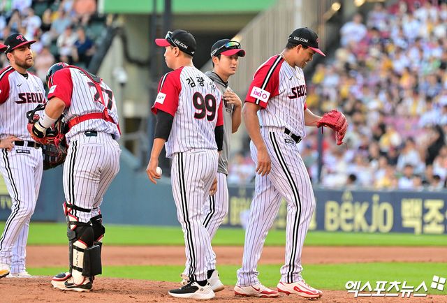 29일 오후 서울 송파구 잠실야구장에서 열린 '2025 신한 SOL Bank KBO리그' KIA 타이거즈와 LG 트윈스의 경기, 6회초 1사 2,3루 LG 치리노스가 마운드를 내려가고 있다. 잠실, 김한준 기자