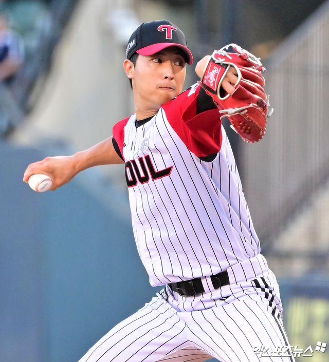 29일 오후 서울 송파구 잠실야구장에서 열린 '2025 신한 SOL Bank KBO리그' KIA 타이거즈와 LG 트윈스의 경기, 8회초 LG 이정용이 공을 힘차게 던지고 있다. 잠실, 김한준 기자