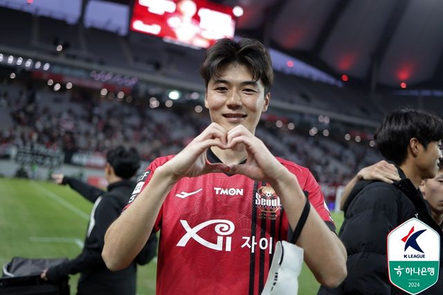 김기동 감독은 기성용의 포항 스틸러스 이적과 관련해 분노한 팬들에 대해 마음이 무겁다고 밝혔다. 김 감독은 그러면서 팬들이 웃음을 되찾을 수 있도록 좋은 성적으로 보답하겠다고 약속했다. 사진 한국프로축구연맹