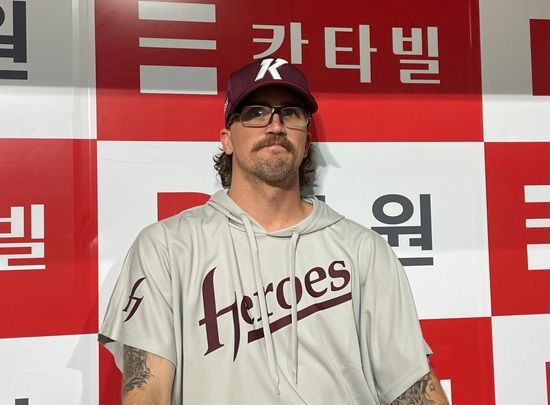 키움 히어로즈 단기 대체 외국인 선수 라클란 웰스가 29일 KBO리그 데뷔 첫승을 따내고 취재진의 인터뷰에 응하고 있다. 엑스포츠뉴스 고척, 김유민 기자