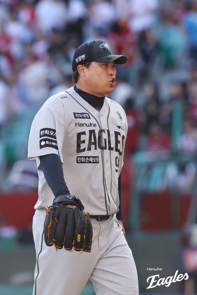 한화 이글스 류현진은 29일 인천 SSG랜더스필드에서 열린 2025 신한 SOL Bank KBO리그 SSG 랜더스와의 원정경기에서 선발투수로 등판했다. 내전근 통증 후 24일 만의 선발 복귀전에 나선 류현진은 5이닝 6피안타 1볼넷 9탈삼진 1실점을 기록했다. 한화 이글스