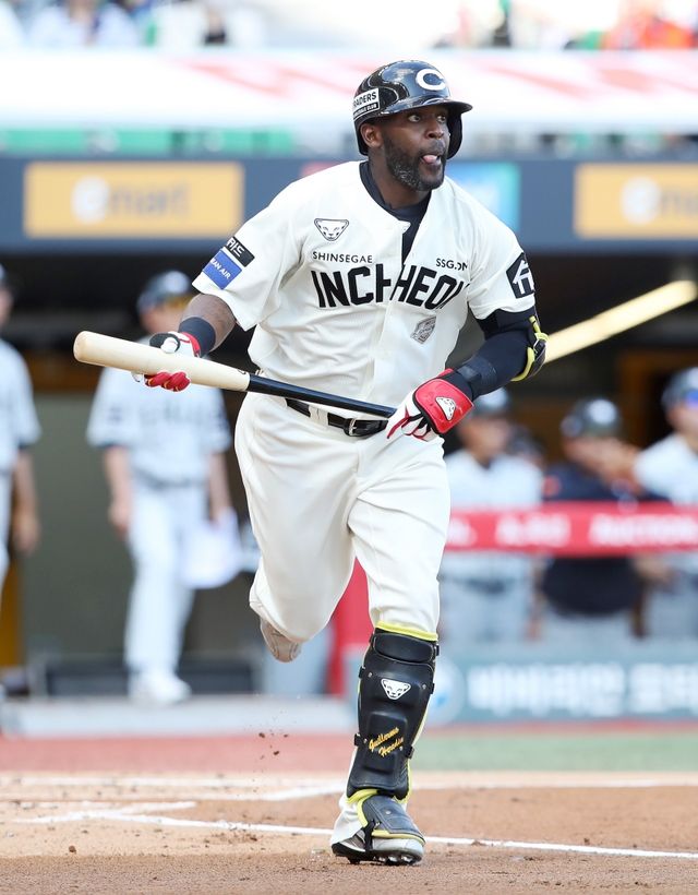 28일 인천 SSG랜더스필드에서 열린 2025 신한 SOL Bank KBO리그 한화 이글스와 SSG 랜더스의 경기, SSG가 미치 화이트의 호투와 기예르모 에레디아, 한유섬의 홈런을 앞세워 2-0으로 승리했다. 에레디아가 솔로 홈런을 날리고 있다. SSG 랜더스