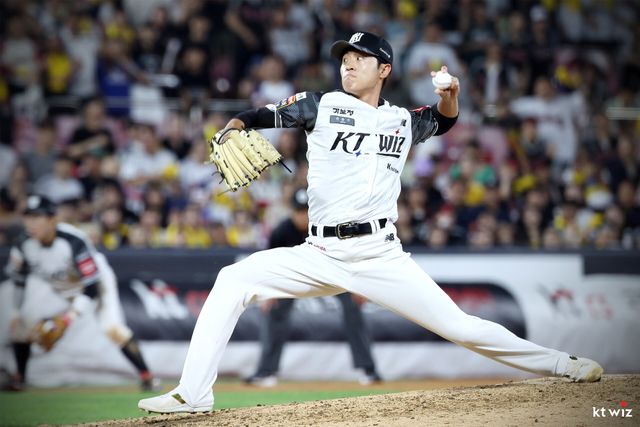 KT 위즈 좌완투수 전용주가 올해 정규시즌 경기에 구원 등판해 역투하고 있다. KT 위즈