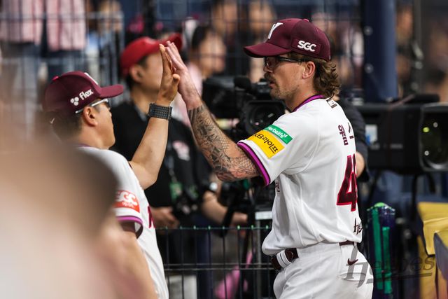 29일 오후 서울 구로구 고척스카이돔에서 열린 2025 신한 SOL Bank KBO리그 삼성 라이온즈와 키움 히어로즈의 경기, 키움 선발 라클란 웰스가 5이닝 5피안타 2사사구 2탈삼진 2실점을 기록하고 마운드를 내려왔다. 키움 히어로즈