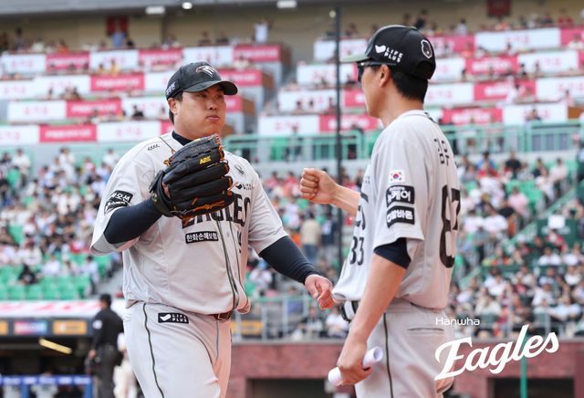 한화 이글스 류현진은 29일 인천 SSG랜더스필드에서 열린 2025 신한 SOL Bank KBO리그 SSG 랜더스와의 원정경기에서 선발투수로 등판했다. 내전근 통증 후 24일 만의 선발 복귀전에 나선 류현진은 5이닝 6피안타 1볼넷 9탈삼진 1실점을 기록했다. 한화 이글스